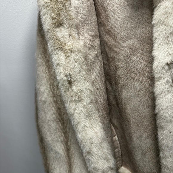 Luxurious Faux Fur Coat - Picture 12 of 12